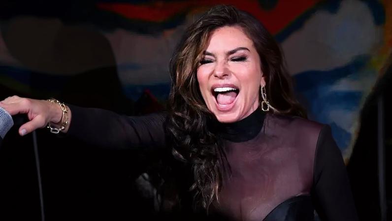 Shania Twain relembrou a pressão para emagrecer e explicou como a chegada da menopausa transformou sua autoestima