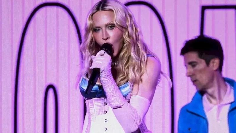 Madonna faz surpresa aos fãs com show em Nova York e divulga novo álbum
