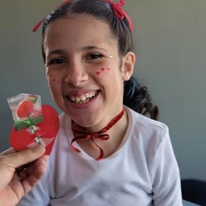 Laurinha luta por cadeira de rodas motorizada