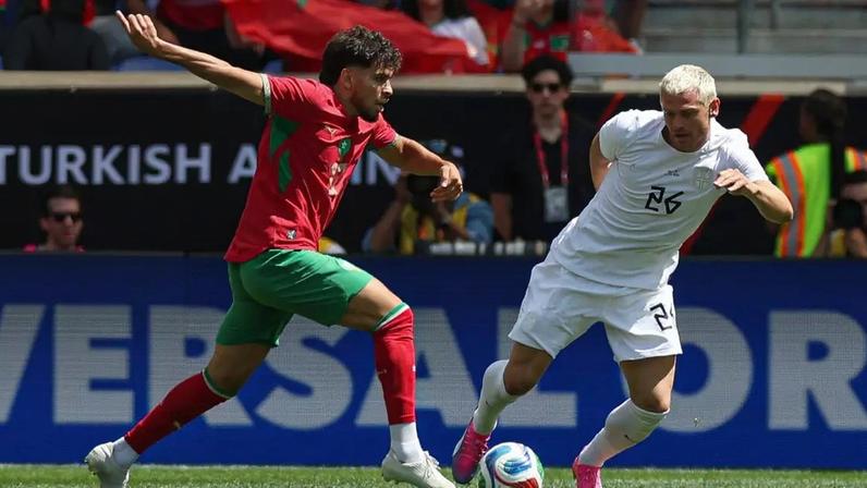Abde Ezzalzouli, de Marrocos, em disputa com Julian Riverson, da Noruega, em amistoso pré-copa nos Estados Unidos