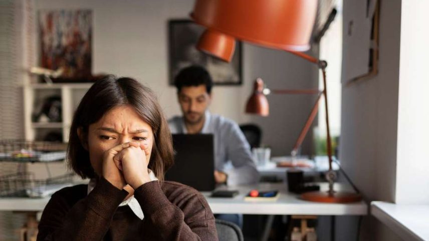 Antes de contar aos seus colegas que está procurando um novo emprego, há três coisas que você deve levar em consideração.