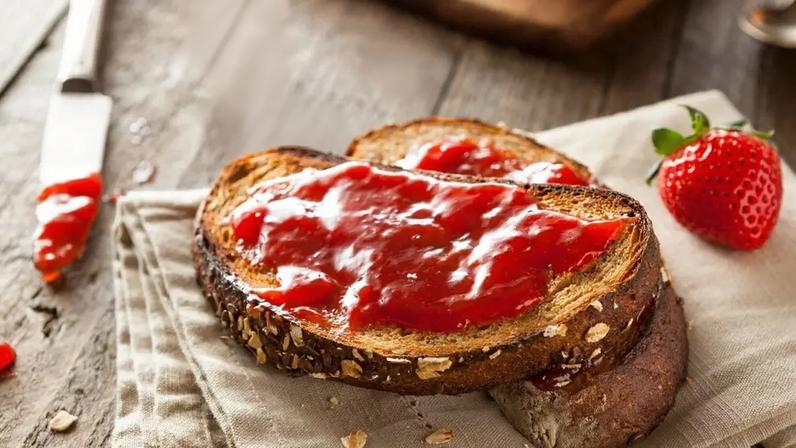 Descubra por que o pão de fermentação natural supera o pão integral industrializado. Entenda os riscos e como melhorar sua digestão