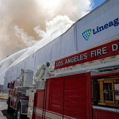 Los Angeles declara estado de emergência durante incêndio em galpão