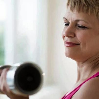 Mudanças da menopausa nem sempre aparecem na balança, alerta de nutróloga