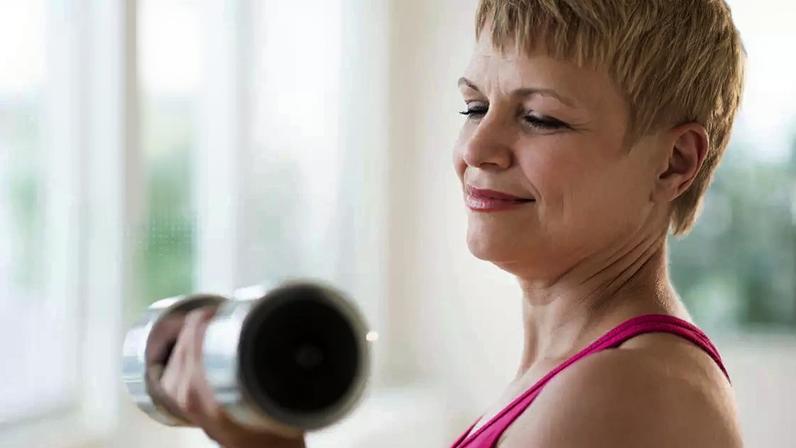 Musculação para mulheres na menopausa / Canva