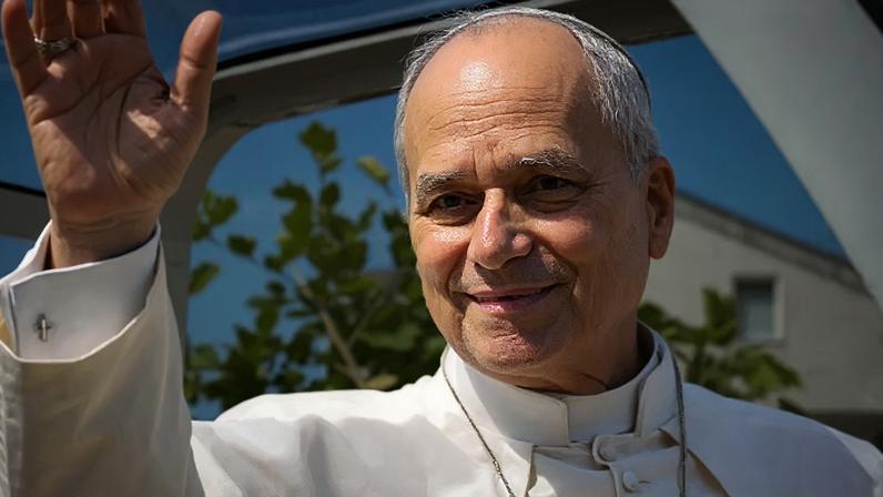 Papa Leão 14 acena ao público no Vaticano –