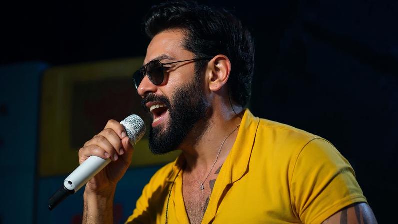Cantor Pablo é atingido por lata durante show de São João na Bahia. Veja