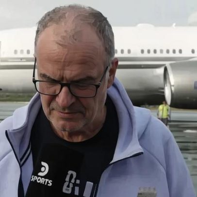 Bielsa chega ao Uruguai para a Copa do Mundo; vídeo de entrevista viraliza