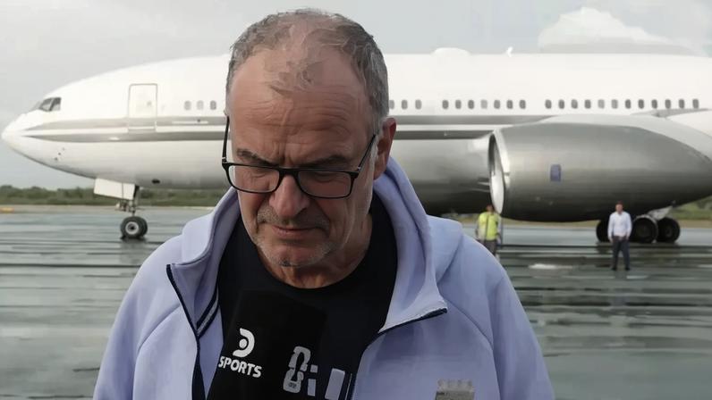 Marcelo Bielsa quebra 'tradição', mas é monossilábico em chegada do Uruguai para a Copa