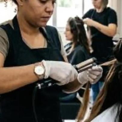 Mega hair pode agravar queda capilar? Guia para mulheres com alopecia