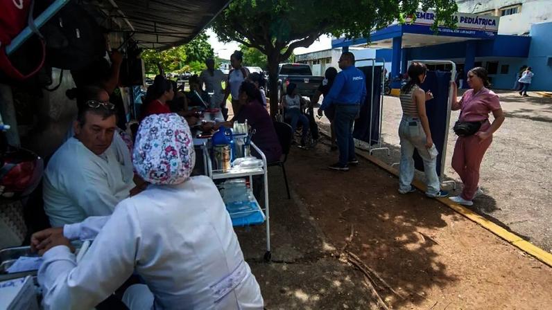 Profissionais de saúde atendem pacientes em frente ao hospital Luis Razetti em Caracas, um dia depois dos terremotos na Venezuela
