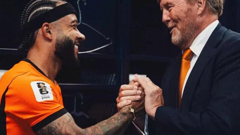 Memphis Depay cumprimenta rei Willem-Alexander da Holanda