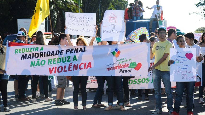 Ativistas, conselheiros tutelares, coletivos, fóruns e organizações da sociedade civil participam de caminhada contra a redução da maioridade penal, na Esplanada dos Ministérios (José Cruz/Agência Brasil)