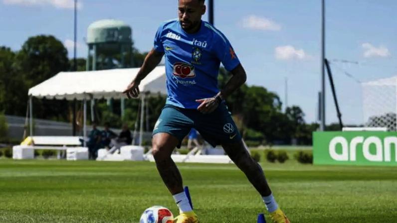 Neymar bate o pênalti de seu segundo contra a Croácia, em 2014 –