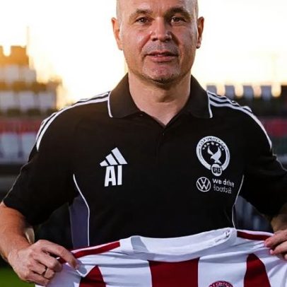 Iniesta inicia carreira de treinador em Emirados Árabes