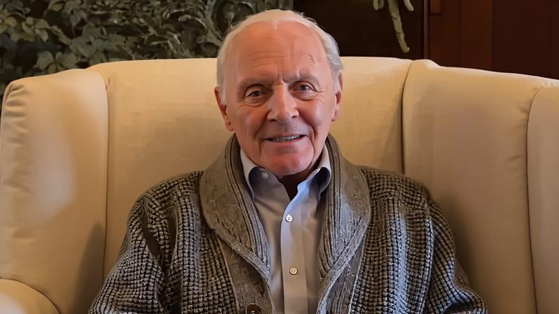 Anthony Hopkins celebrou 50 anos de sobriedade, relembrou sua luta contra o alcoolismo e fez reflexão emocionante sobre a vida