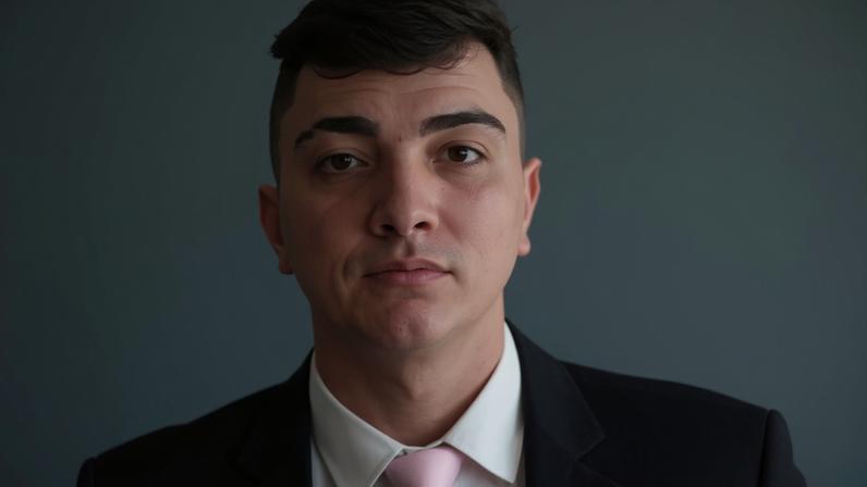 Duas fotos do adolescente Gustavo de Oliveira: a primeira, à esquerda, é de março de 2024; a segunda, à direita, é de dezembro de 2025