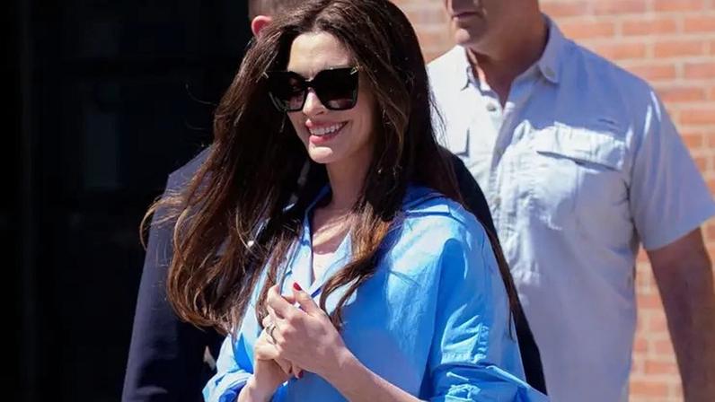 Anne Hathaway exibe barriga da terceira gravidez em passeio luxuoso na França