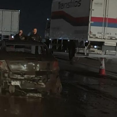 Carro de zagueiro da base do Grêmio pega fogo após acidente na BR-116