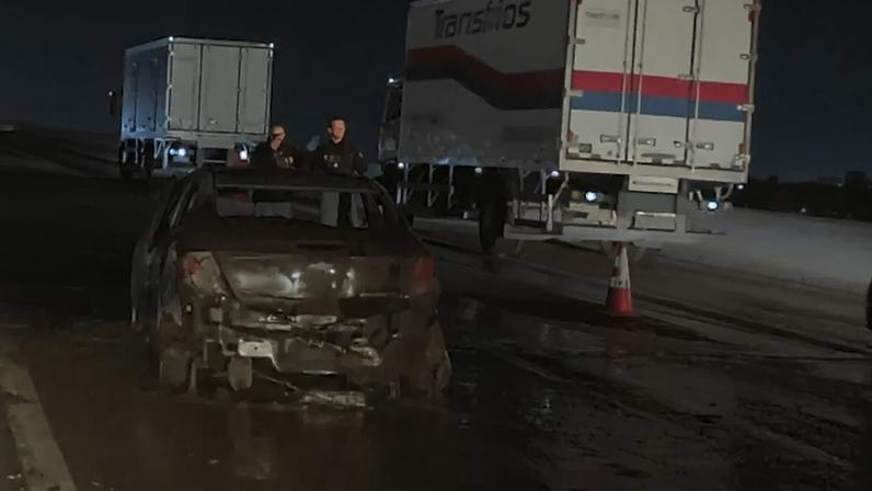 Carro ficou totalmente destruído pelas chamas –
