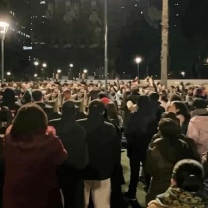 Estudantes são batizados com Espírito Santo em frente à universidade na Argentina