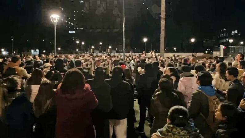 Estudantes são batizados com Espírito Santo em frente à universidade na Argentina
