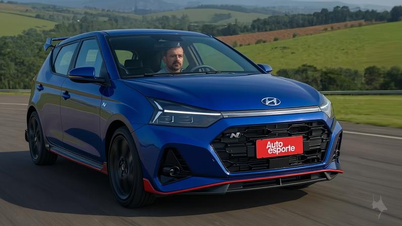 Novo Hyundai i20 N retratado em projeção — Foto: Autoesporte/Gerada com IA