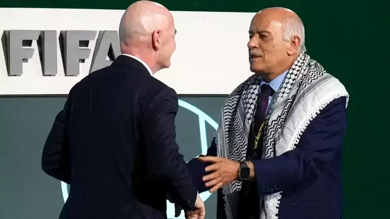 Gianni Infantino, presidente da FIFA, e Jibril Rajoub, presidente da federação da Palestina