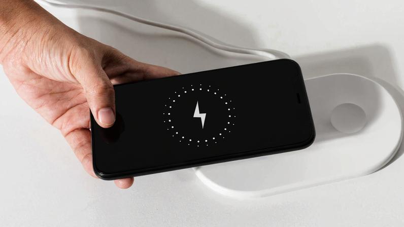 Carregamento por indução permite recarregar o celular sem conectar cabo diretamente ao aparelho, desde que o smartphone seja compatível com a tecnologia