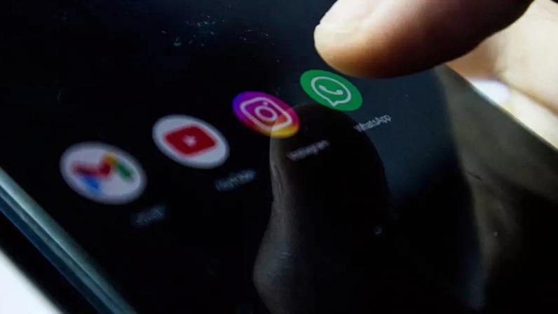 Em muitas telas de smartphones hoje, ícones com dezenas ou até centenas de notificações passaram a fazer parte do cenário cotidiano – depositphotos.com / Dwara Art