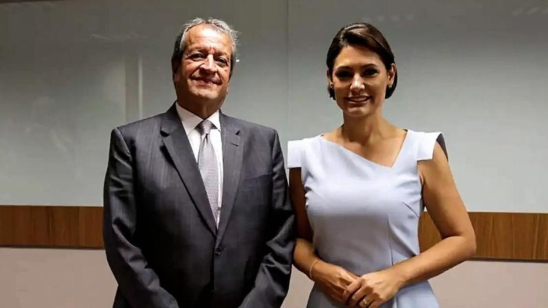 Valdemar Costa Neto ao lado da ex-primeira-dama Michelle Bolsonaro