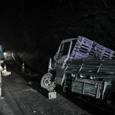 Colisão entre dois caminhões na BR-470 em Bento Gonçalves deixa dois feridos
