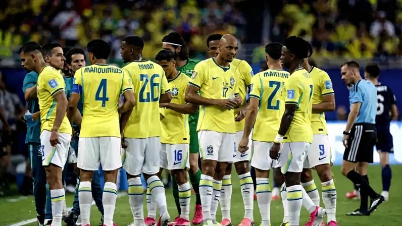 Guillermo Ochoa, do Mexico, é jogado no ar pelos companheiro após a vitória sobre os tchecos. Enfim, joga sua sexta Copa.