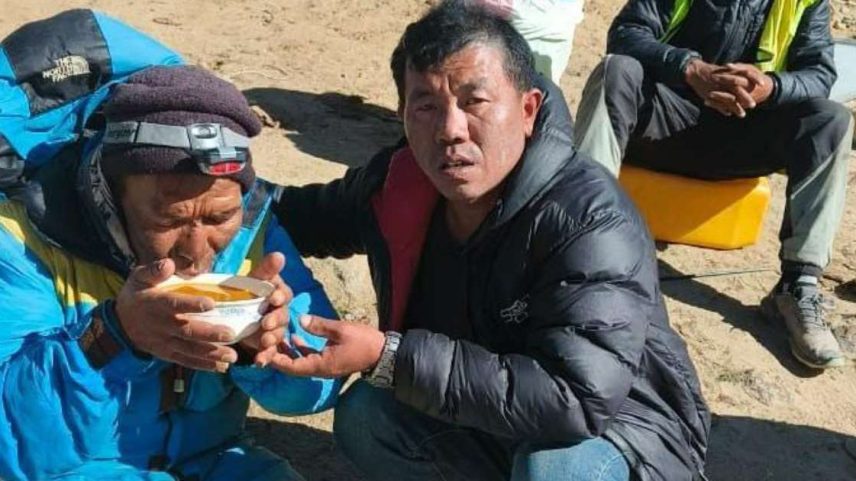 Dawa Sherpa (esquerda), que era dado como morto após desaparecer no Everest na semana passada, foi encontrado com vida