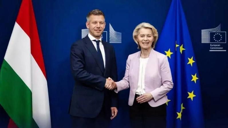O primeiro-ministro húngaro Péter Magyar e a presidente da Comissão Europeia, Ursula von der Leyen, em Bruxelas, em maio de 2026.
