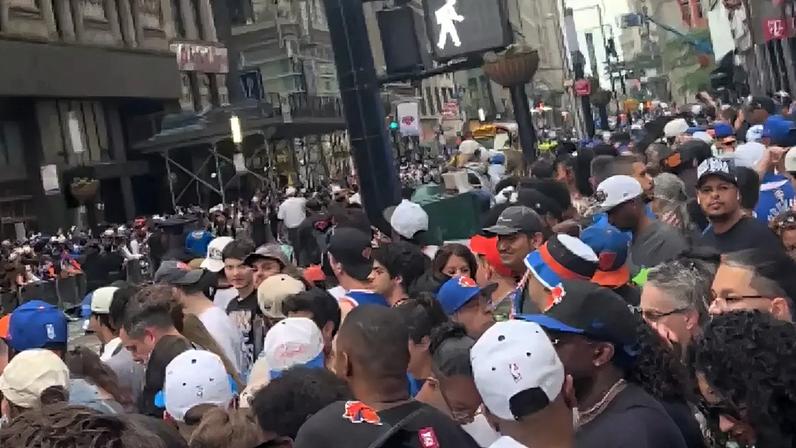 Diversas pessoas aguardam chegada de elenco do Knicks campeão do NBA Finals em Nova York