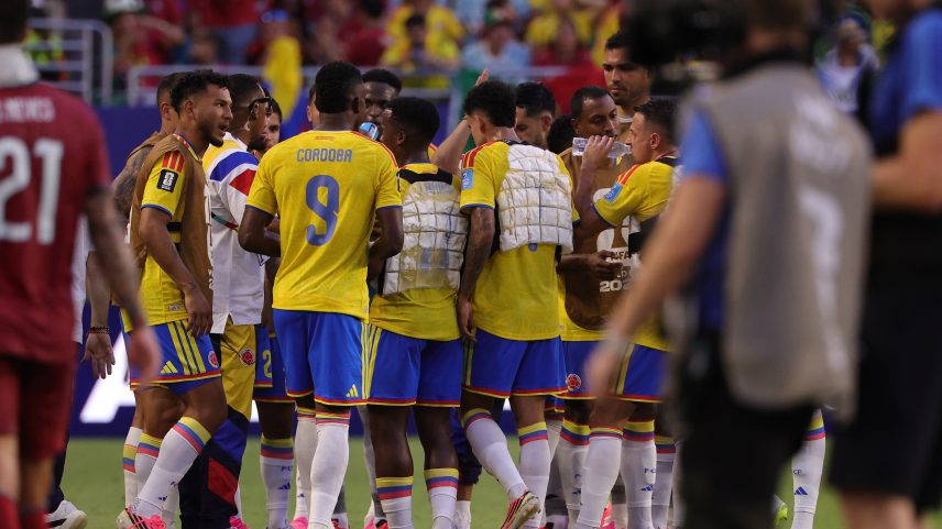 James Rodríguez usa colete de gelo em parada para hidratação em Colômbia x Portugal