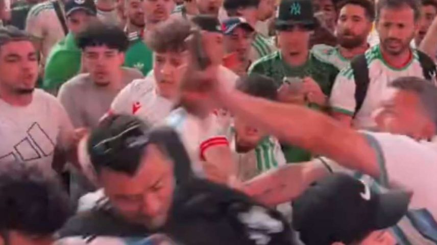 Torcedores de Argélia e Argentina Brigam na Times Square, em Nova York -