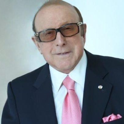 Clive Davis, magnata da música e mentor de Whitney Houston, morre aos 94