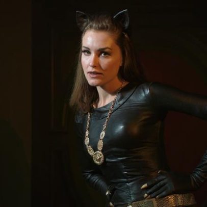 Julie Newmar diz que homens deveriam comandar Hollywood