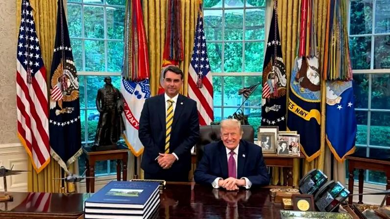 26/5/2026 - NACIONAL - ENCONTRO TRUMP - Postagem da rede social do senador Flavio Bolsonaro mostra ele no salão Oval da Casa Branca durante encontro com o presidente americano Donald Trump. Foto Flávio Bolsonaro via Facebook