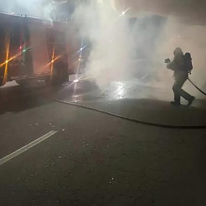 Carro pega fogo após acidente, deixa três feridos em Bento Gonçalves
