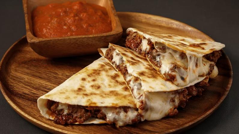 Quesadilla de carne com pico de gallo