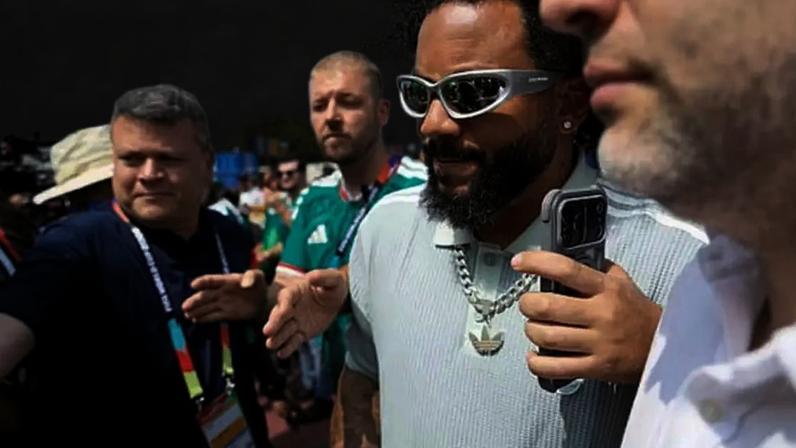 Marcelo foi retirado dos arredores do Azteca sob escolta policial.