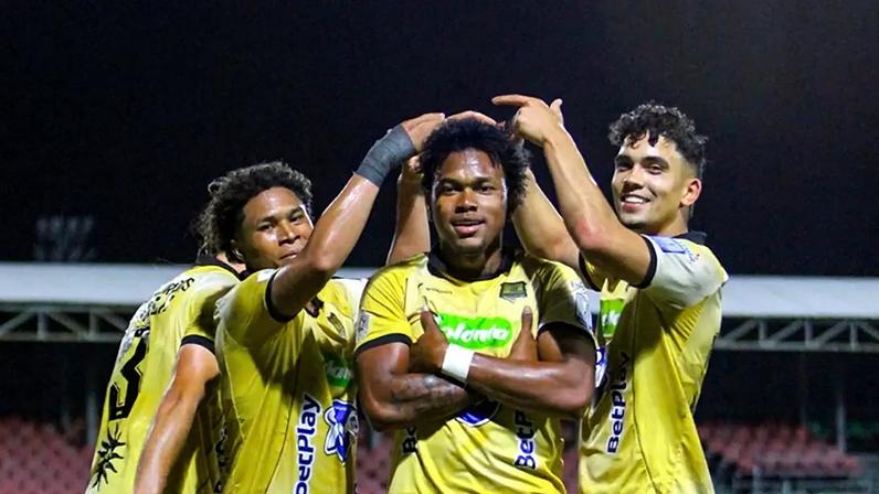 Jorge Rivaldo comemora com colegas de equipe em partida do Águilas Doradas