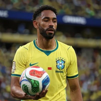 Brasil erra ao vestir uniforme e improvisa patch da Copa