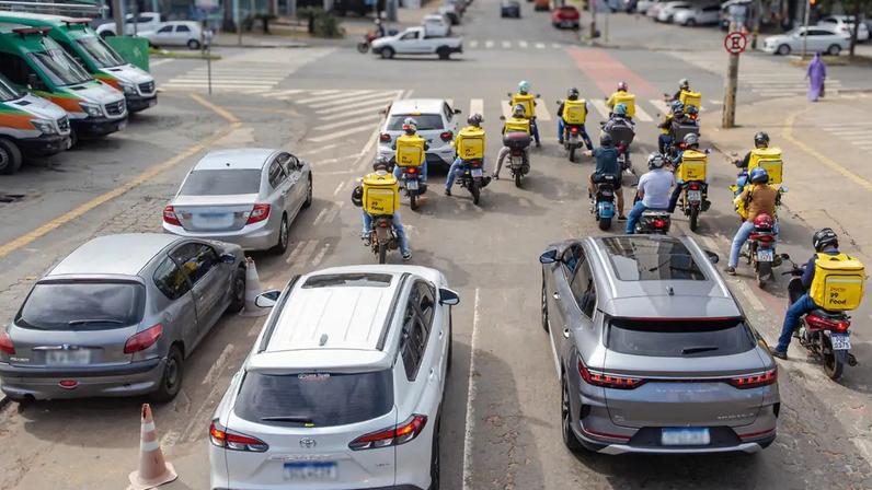 Motos prontas para a largada: a 99Food desafia domínio no setor de delivery