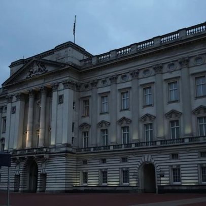 Vítima de Epstein afirma ter jantado no palácio de Andrew