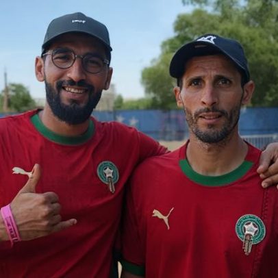 Fãs estrangeiros na Copa observam a cultura americana, Coca-Cola em destaque