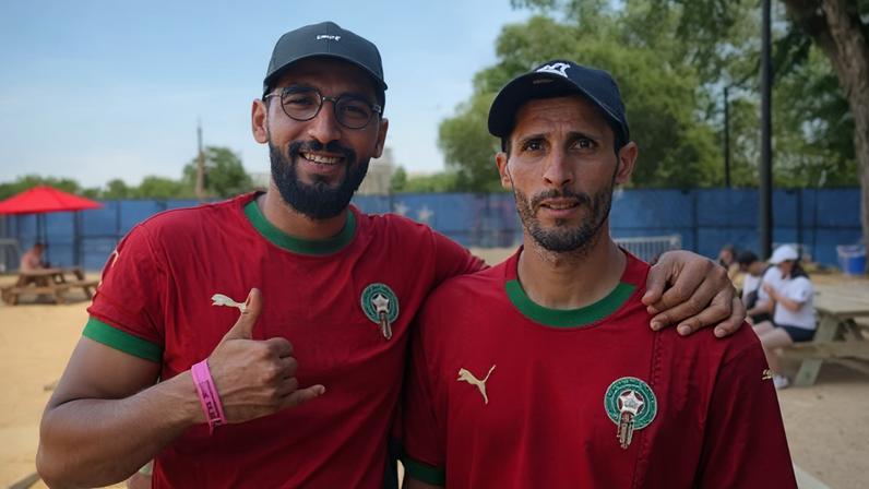 Fãs estrangeiros na Copa observam a cultura americana, Coca-Cola em destaque